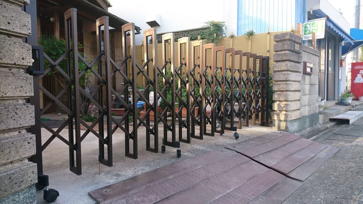 アコーディオン門扉の取替え 常滑市 | 門扉の取替えならエクステリアの窓口常滑市